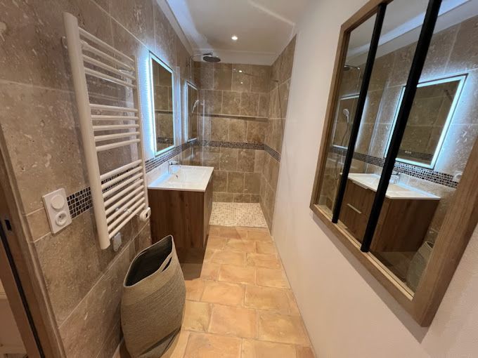 Salle de bains en longueur avec douche au fond