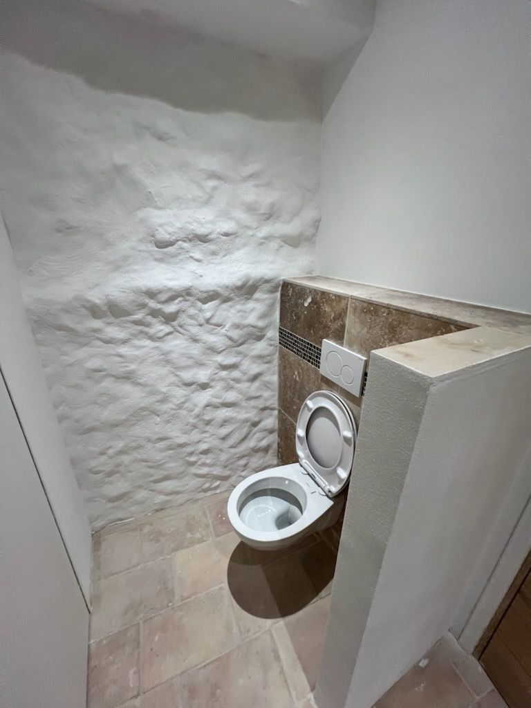 Toilettes encadrés d'un muret