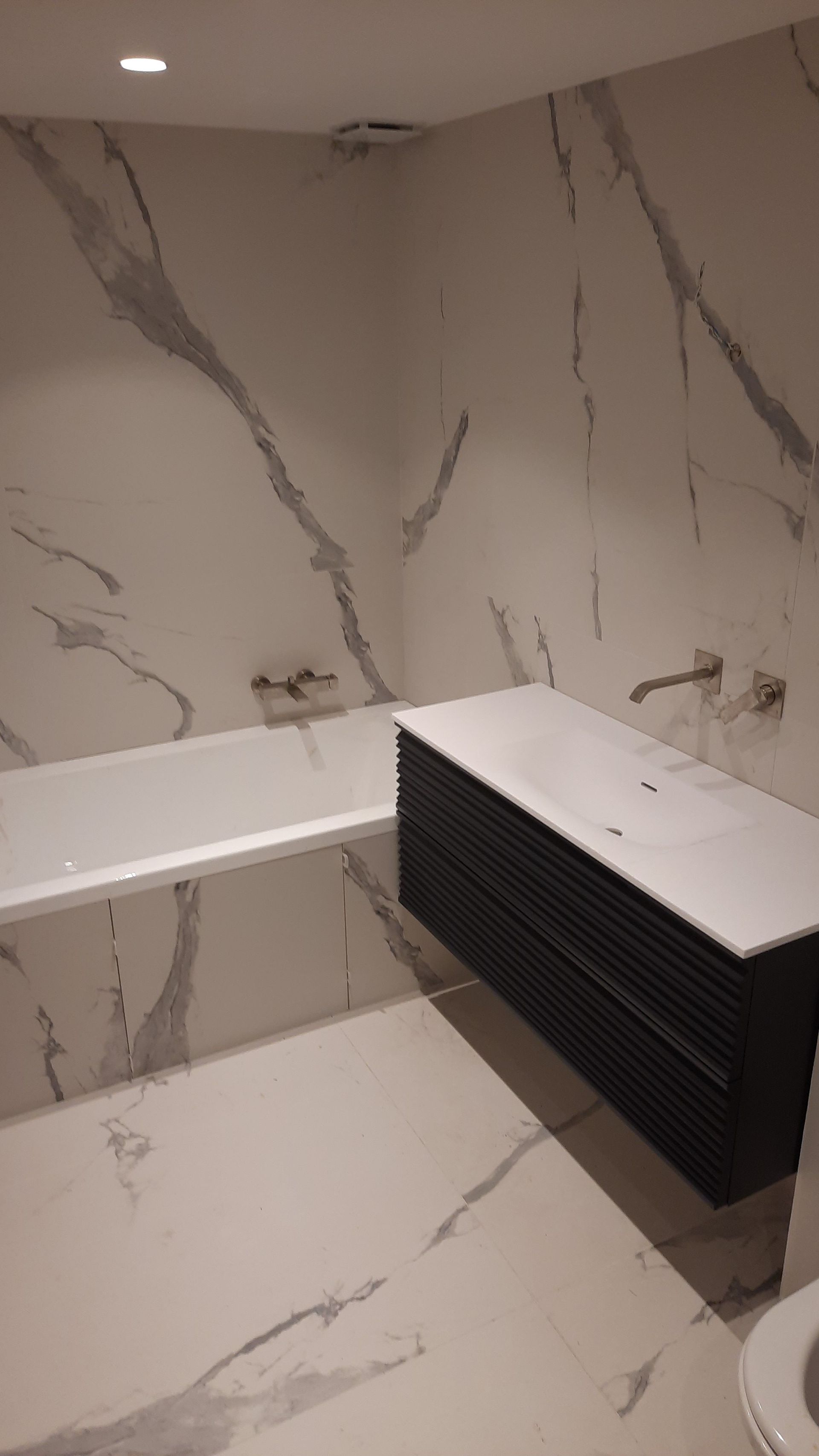 Baignoire et lavabo à côté