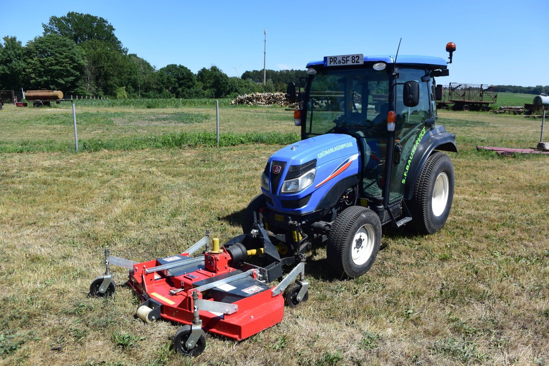 Traktor mit Rasenmäher