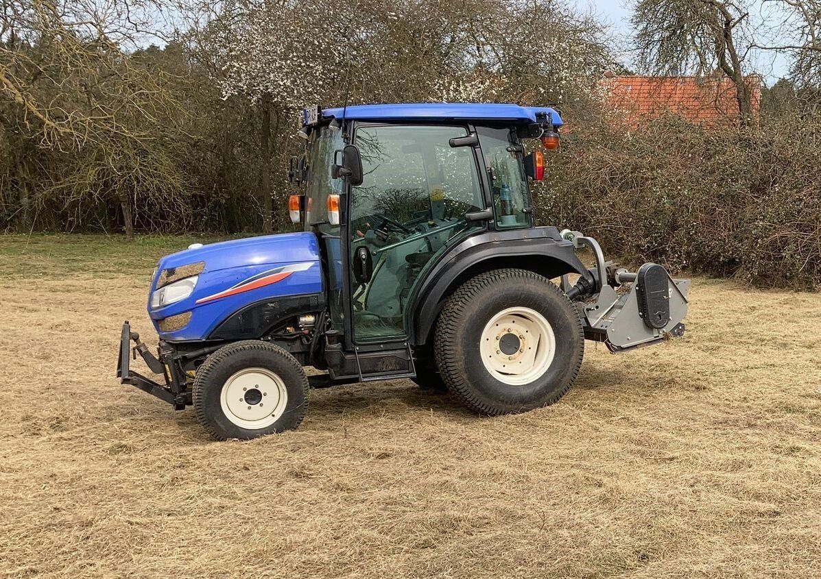 Traktor mit Rasenmäher