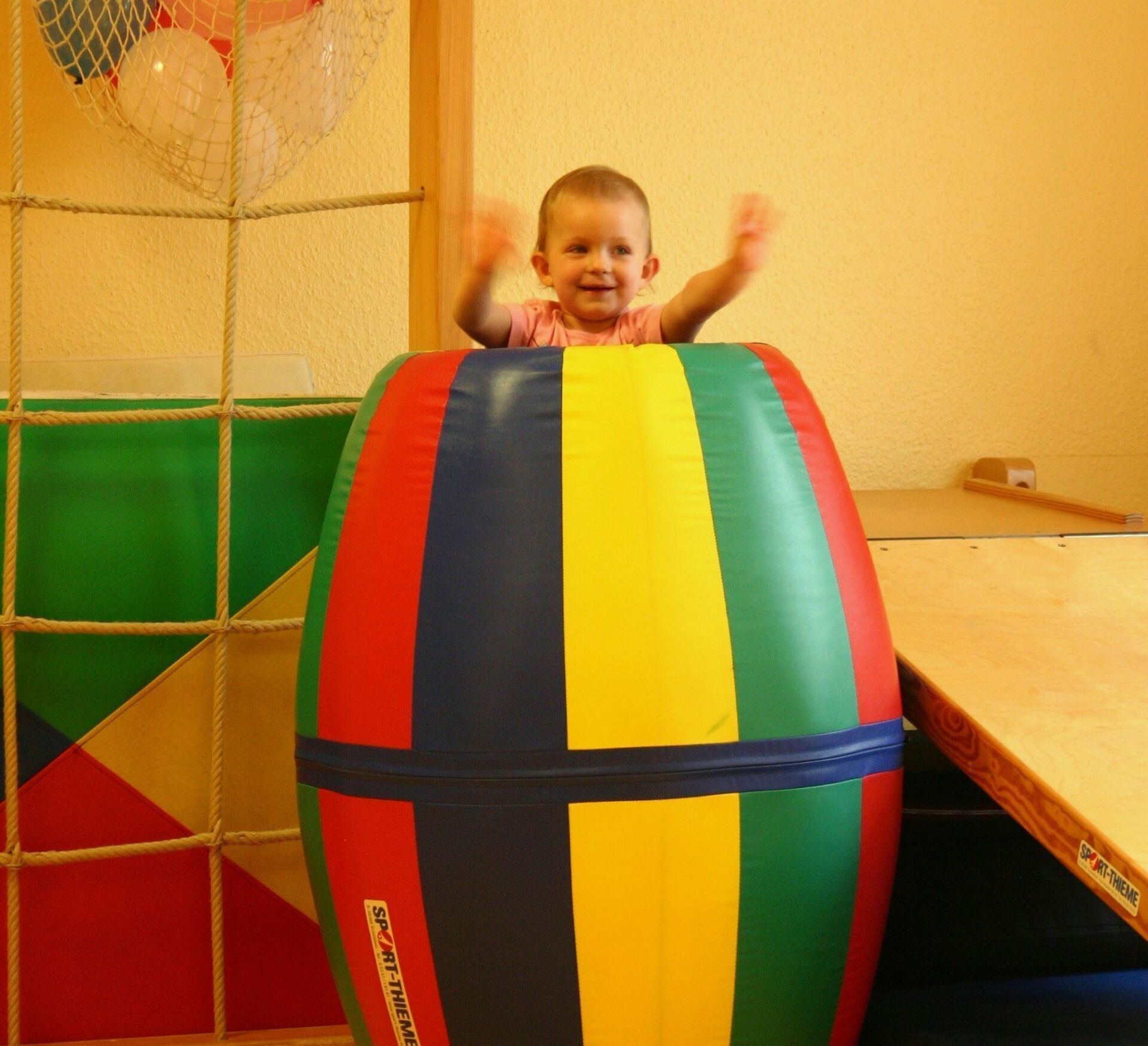 Ein Kind spielt und hat Spaß in einem bunten Ei