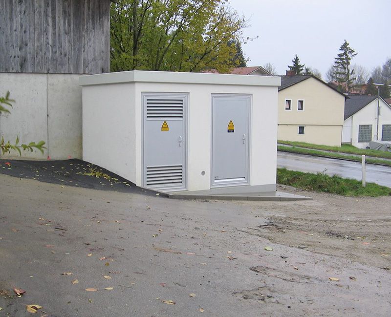 ein Gebäude mit einem gelben Schild darauf