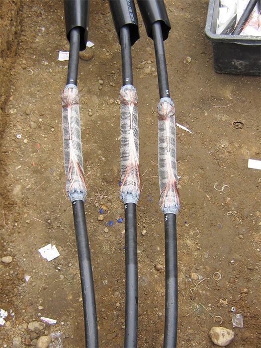 drei schwarze Leitungen auf dem Boden mit einem Band umwickelt