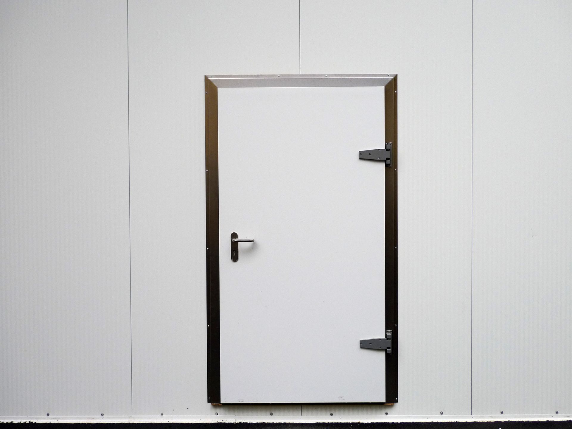 Porte blanche avec cadre noir.