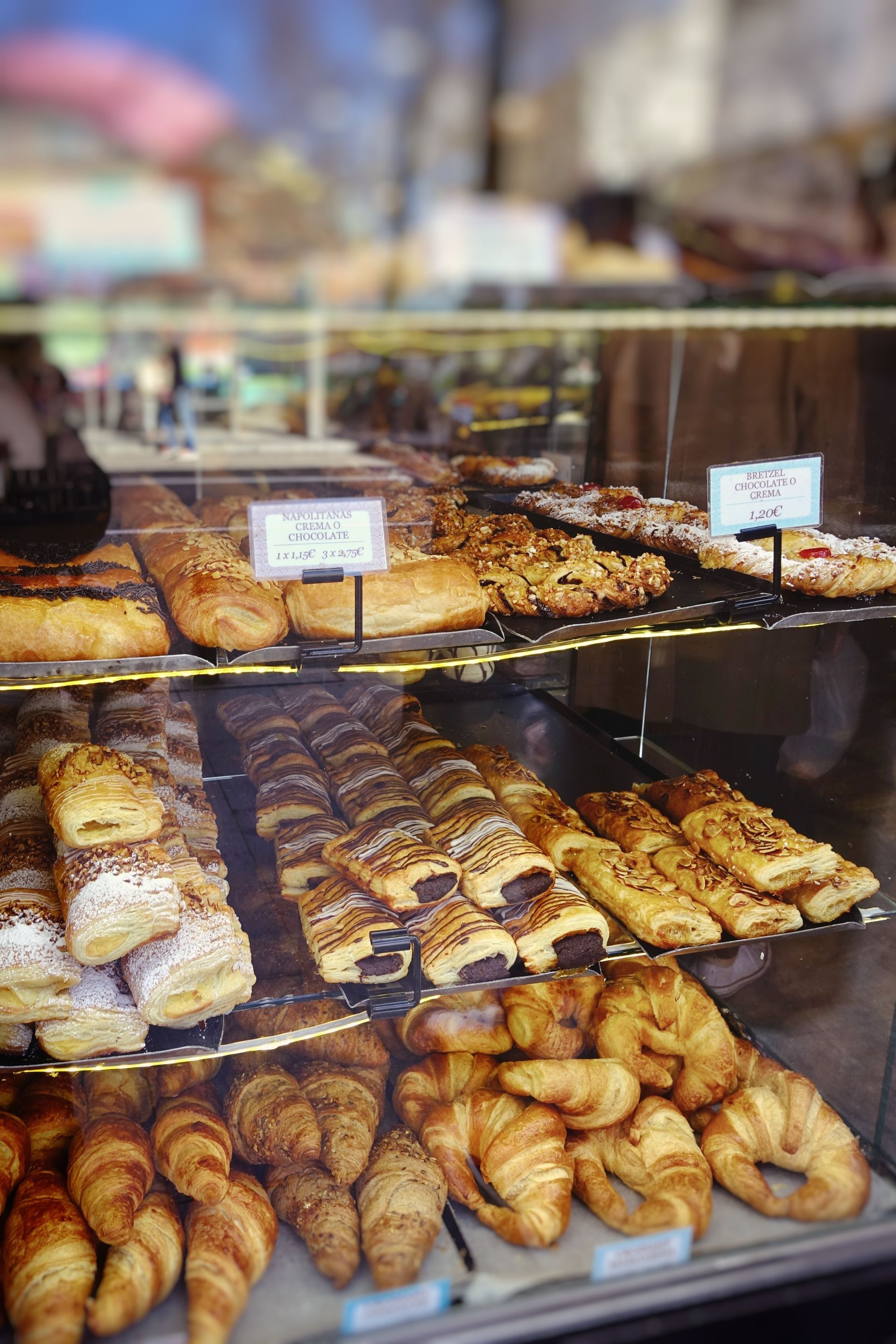 Pâtisseries dans une vitrine de boulangerie.