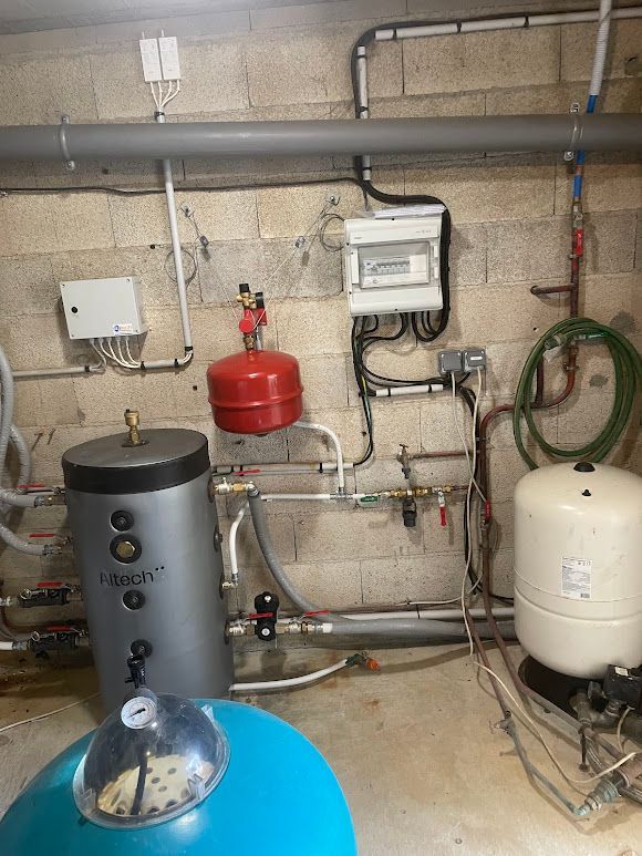 Équipement de plomberie au sous-sol.