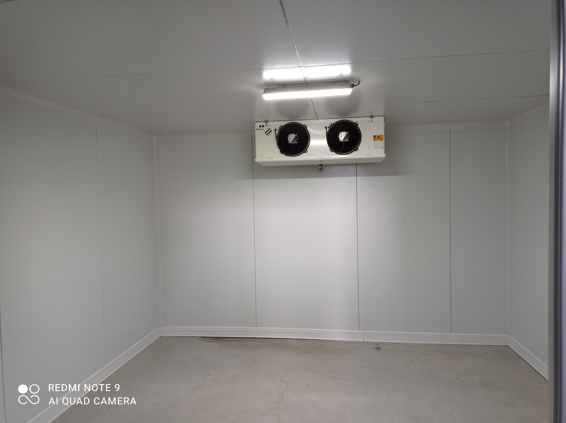 Chambre froide blanche vide avec unité de refroidissement.