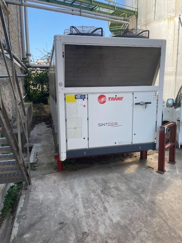 Unité de refroidissement industrielle à l'extérieur.