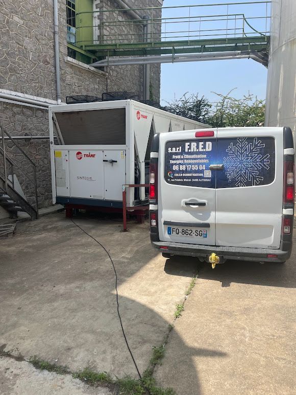 Générateur et fourgon, avec logo FRED.