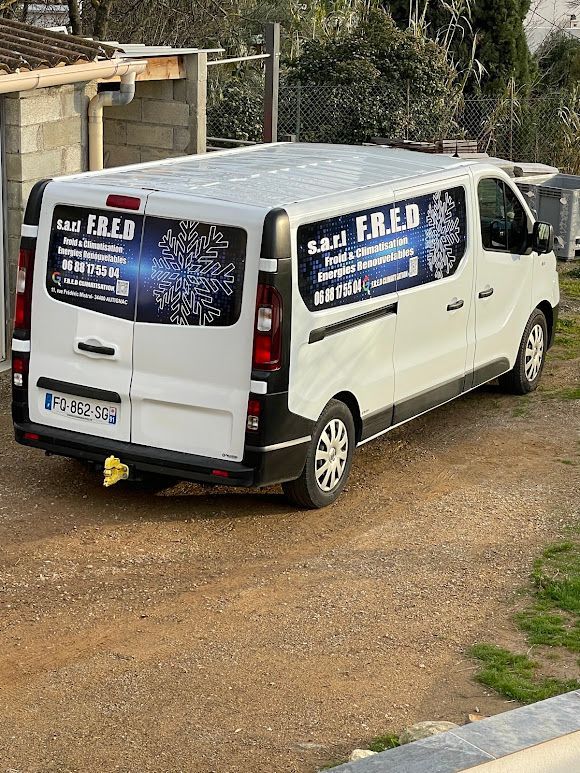 Fourgonnette blanche avec logo « SARLFRED » garée.