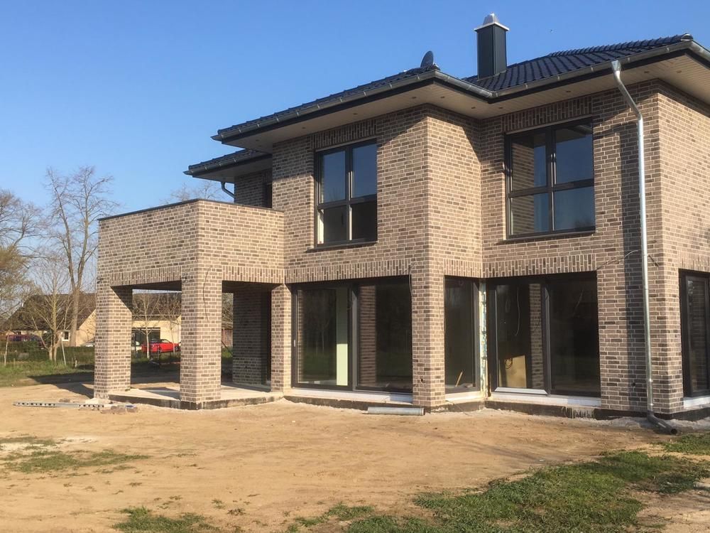 Ein großes Backsteinhaus mit vielen Fenstern