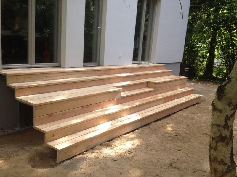 Holztreppe auf einer Terrasse