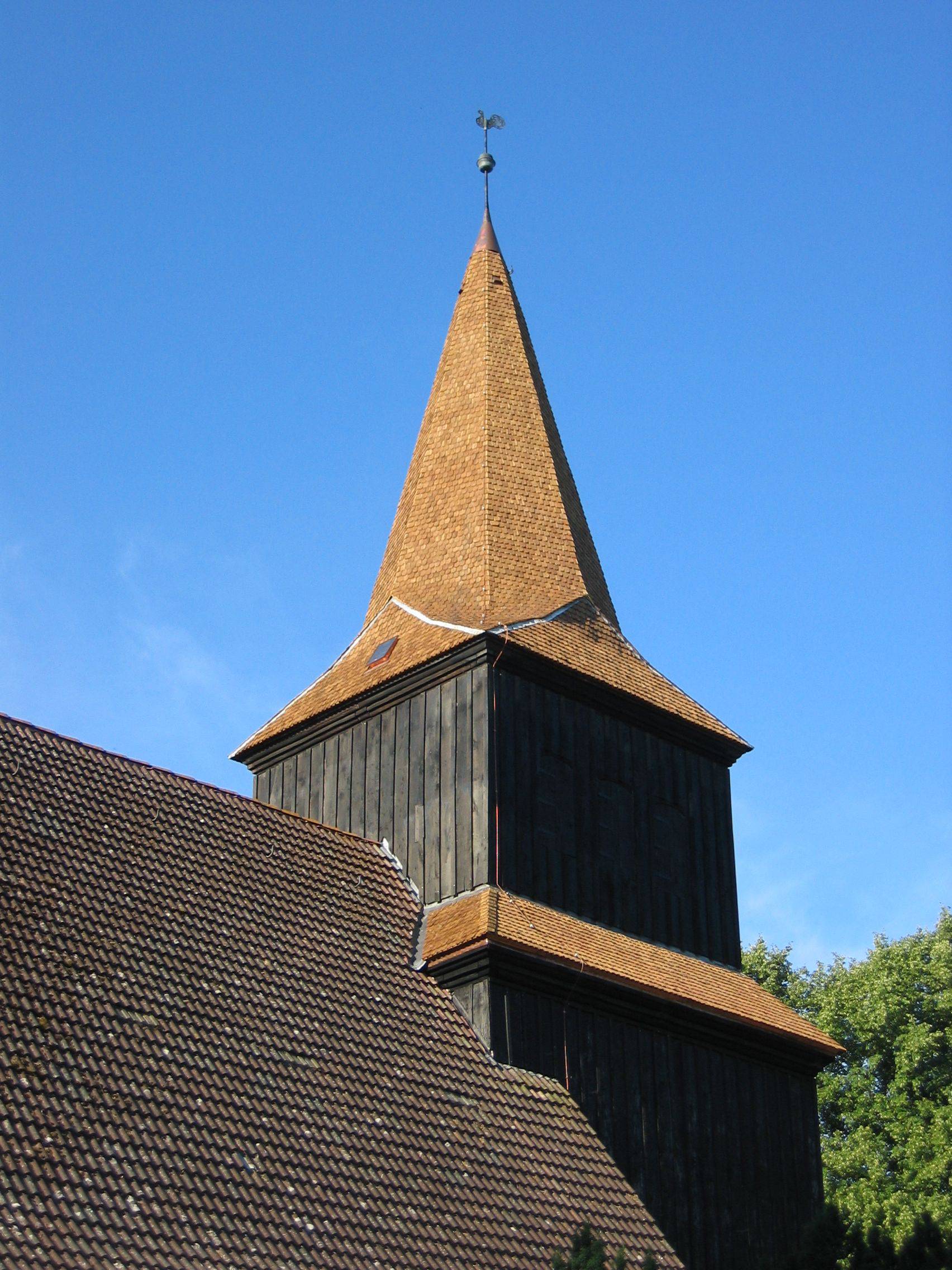spitzer Turm mit Ziegeln