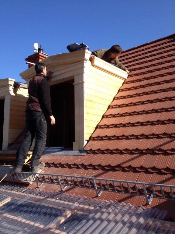 Dachdecker bei der Arbeit