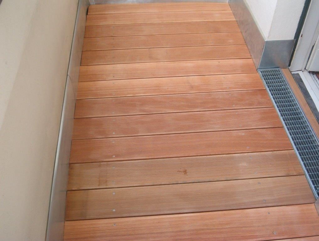 Holzboden auf dem Balkon