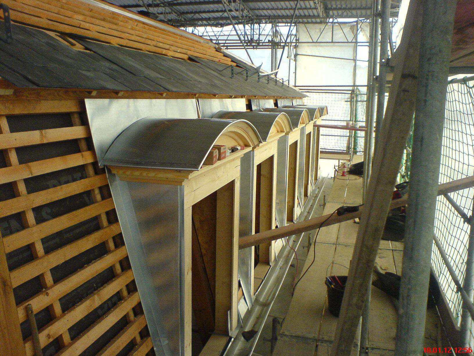 Dachdeckerfirma baut Fenster