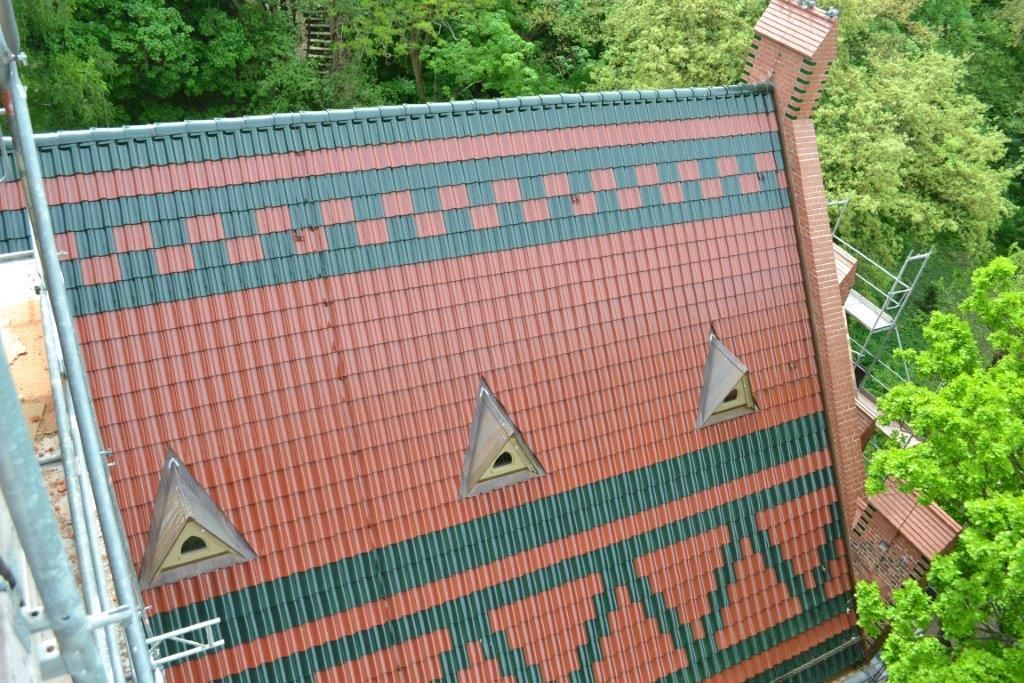 rote und blaue Ziegel