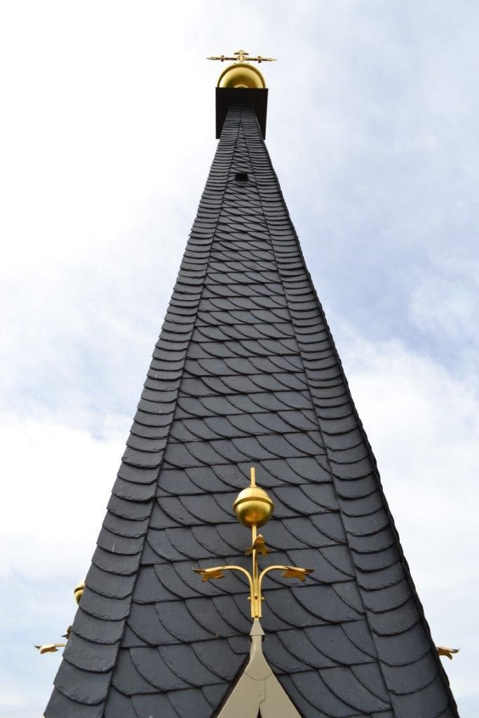 dunkle Ziegel auf dem Kirchenturm