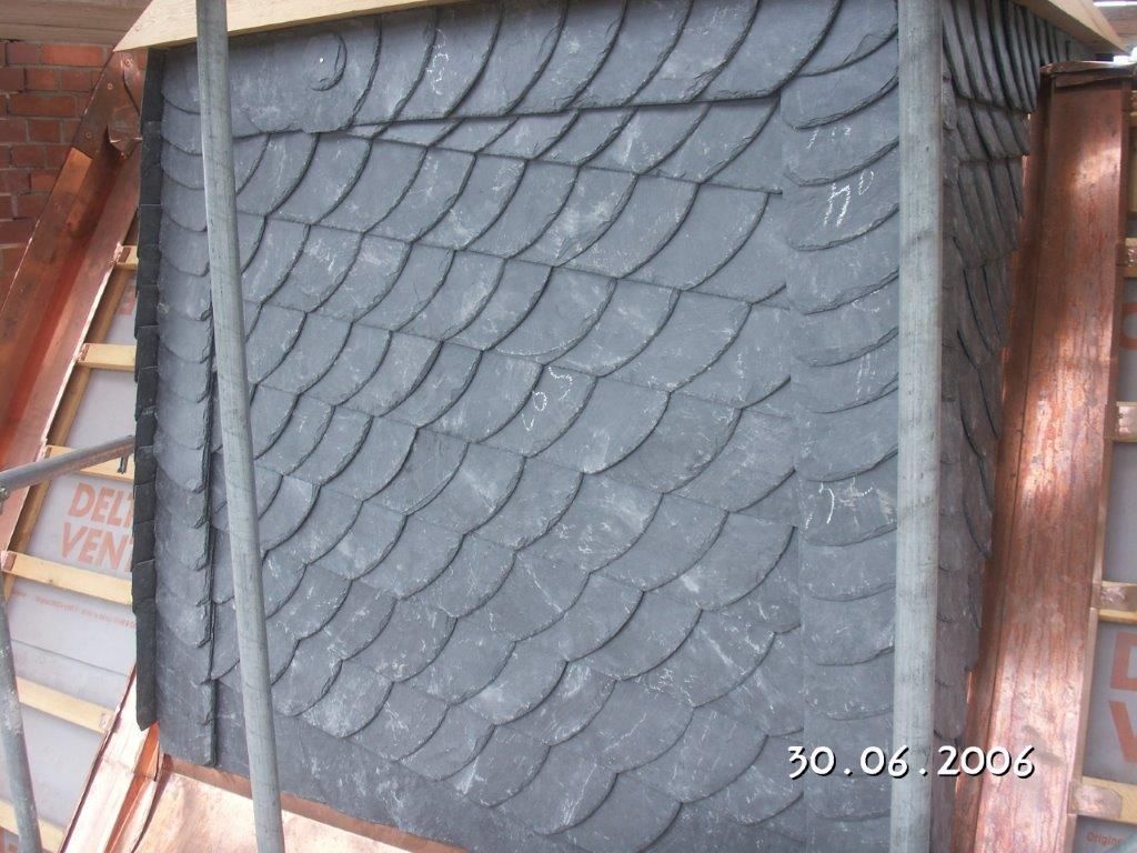 dunkle Ziegel auf dem Kirchenturm