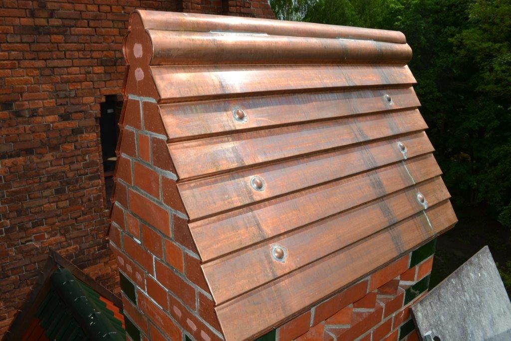 Blick auf rotes Dach