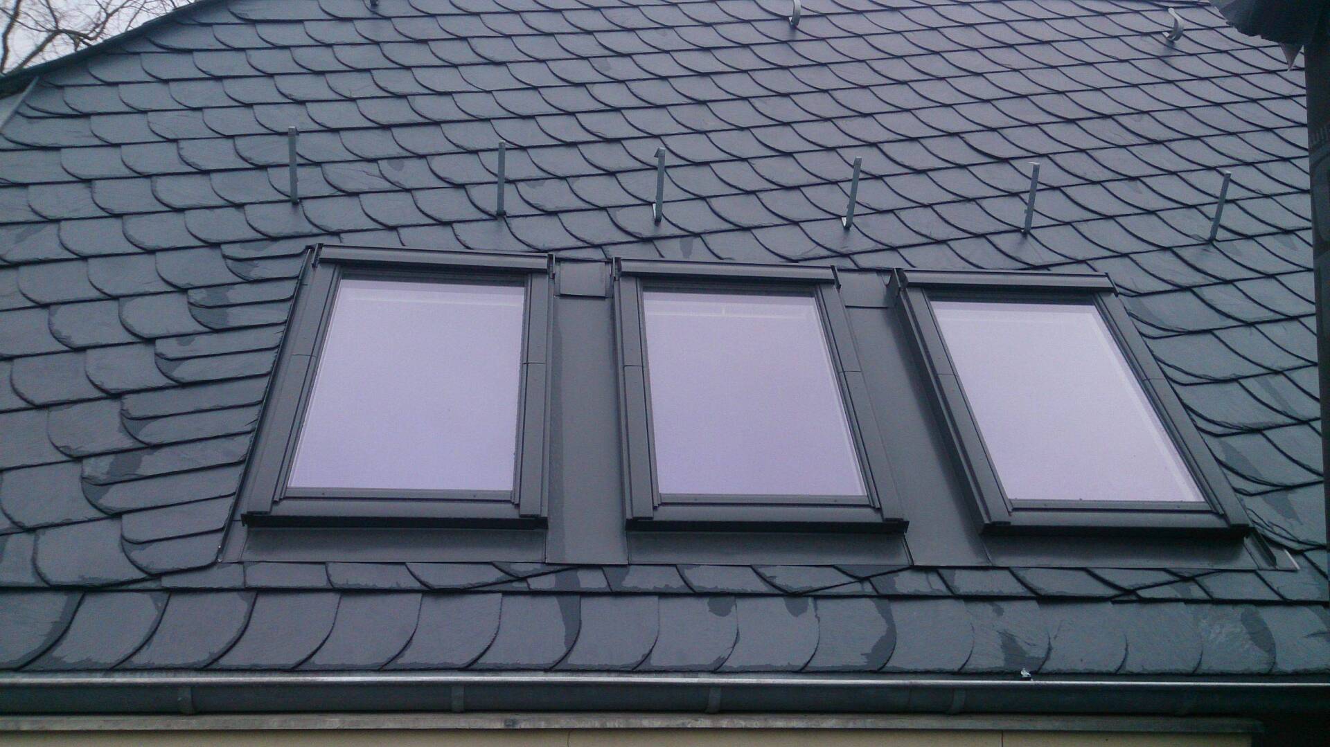 dunkle Ziegel und Dachfenster