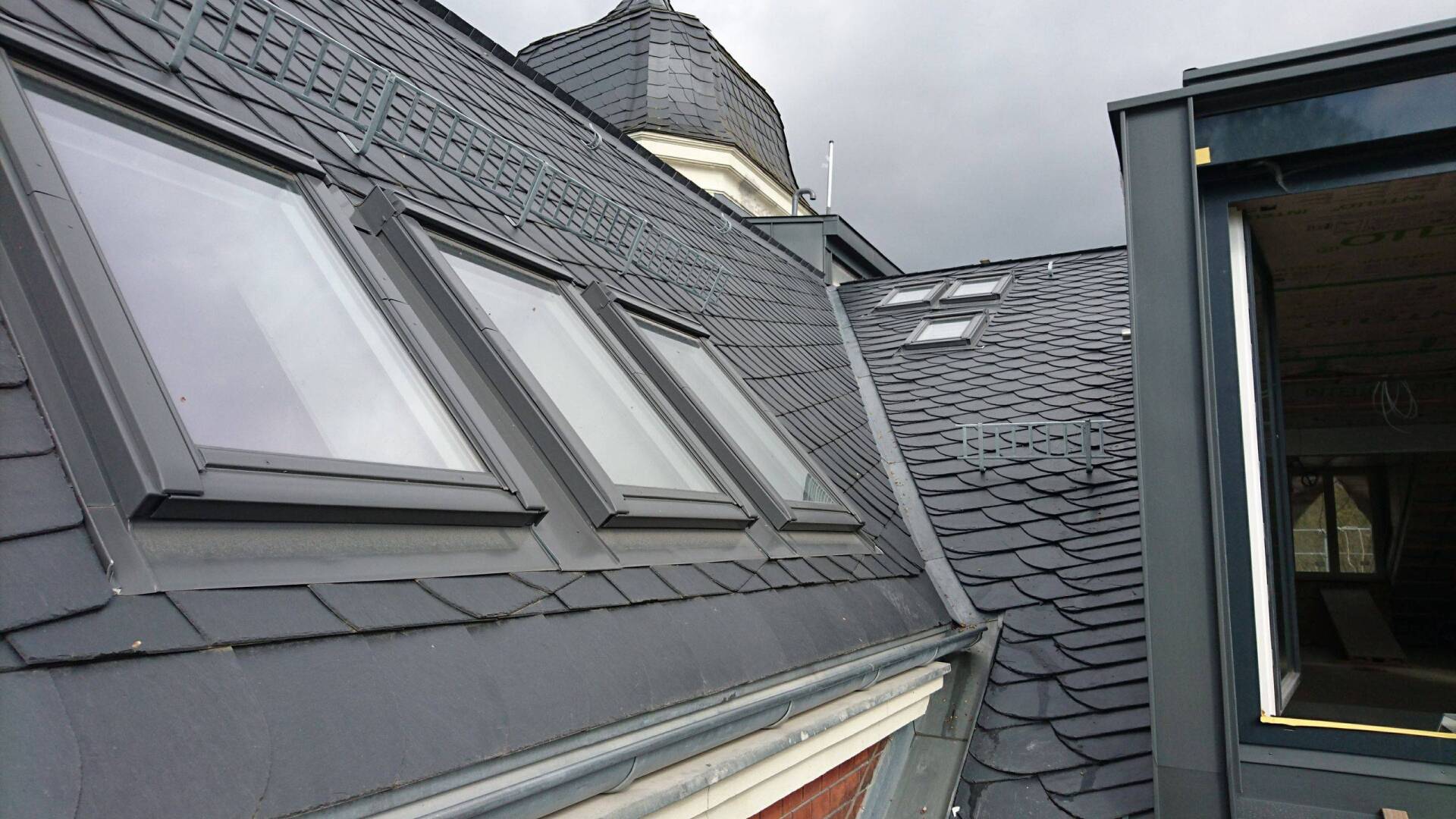 dunkle Ziegel und Dachfenster