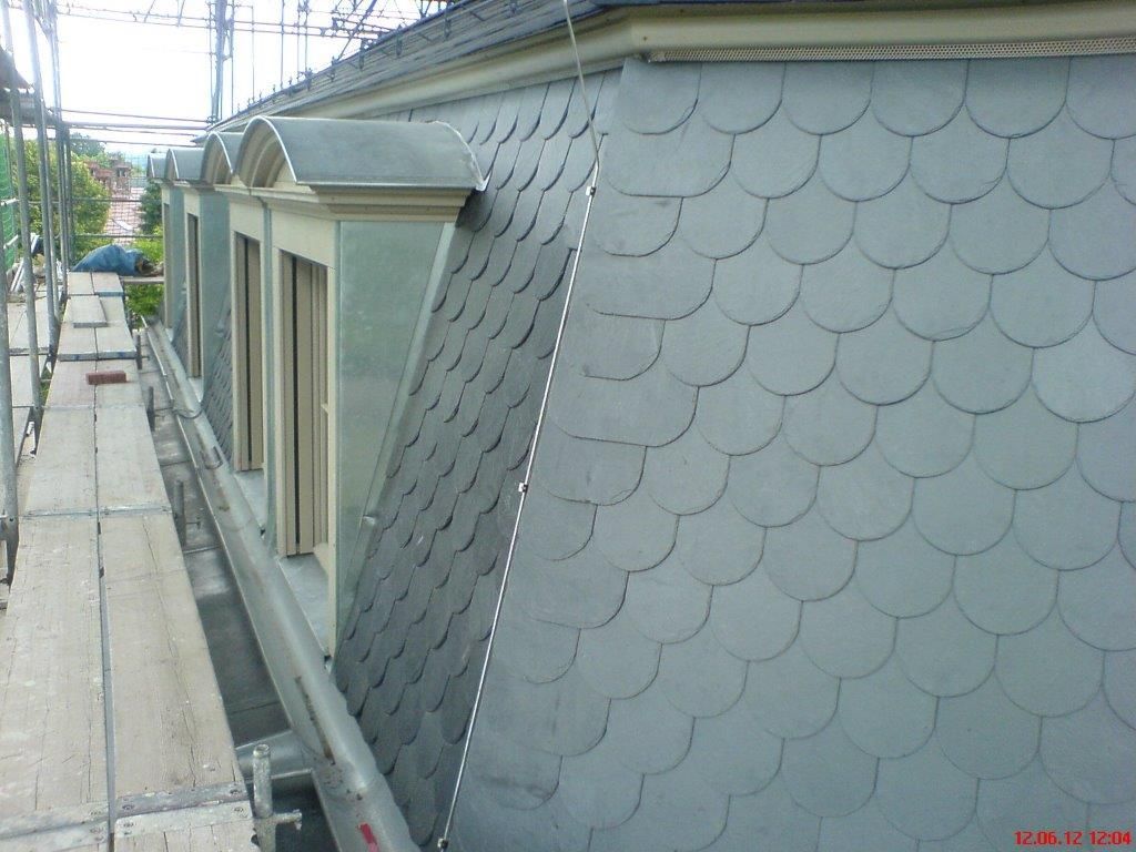 Blick auf ein Dach mit dunklen Ziegeln