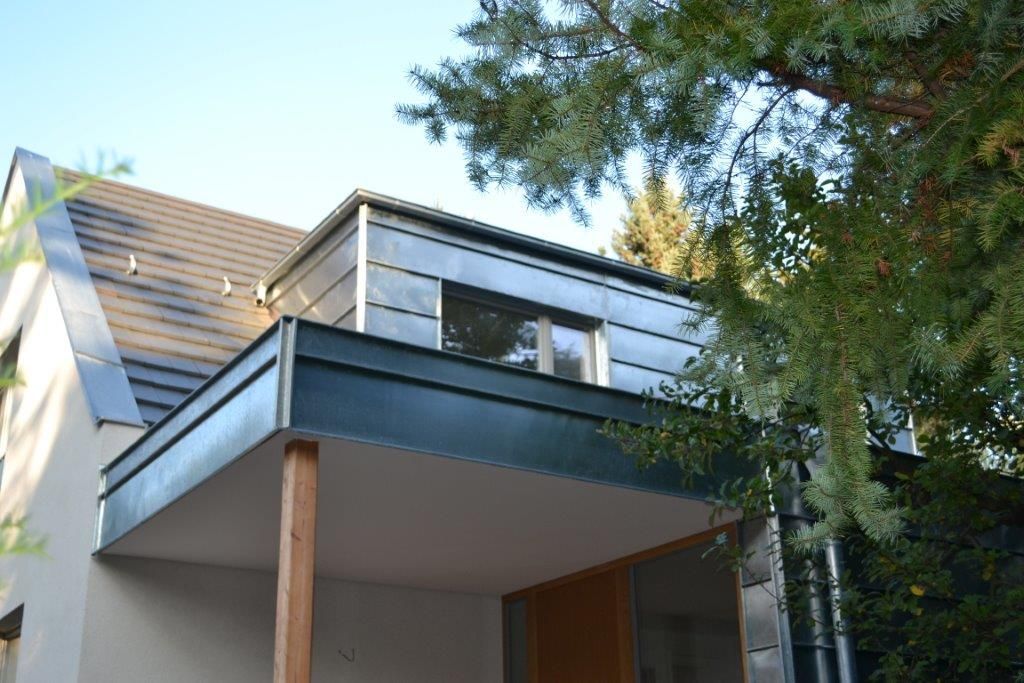 Blick auf eckiges Dachfenster