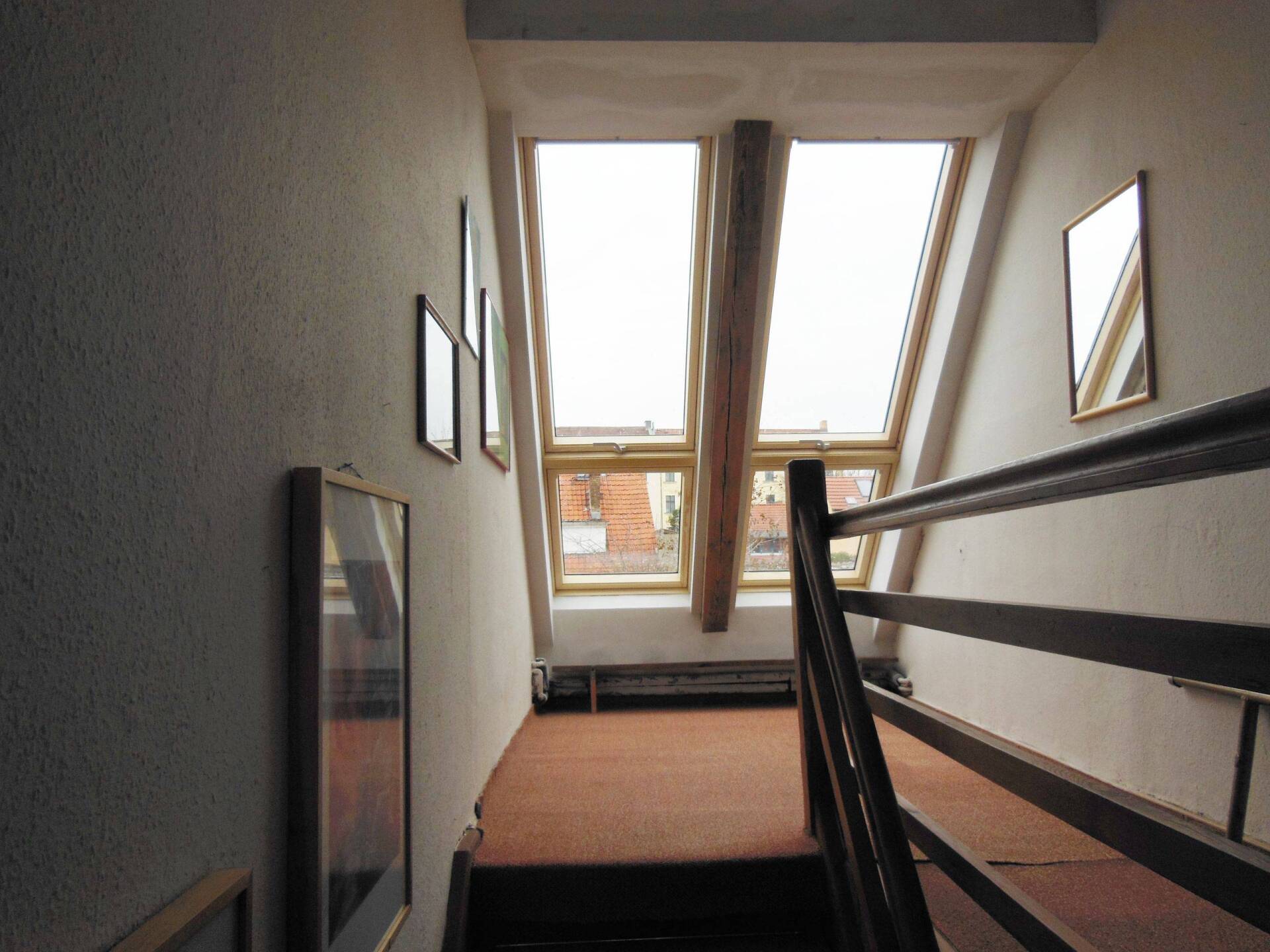 Dachfenster neben der Treppe