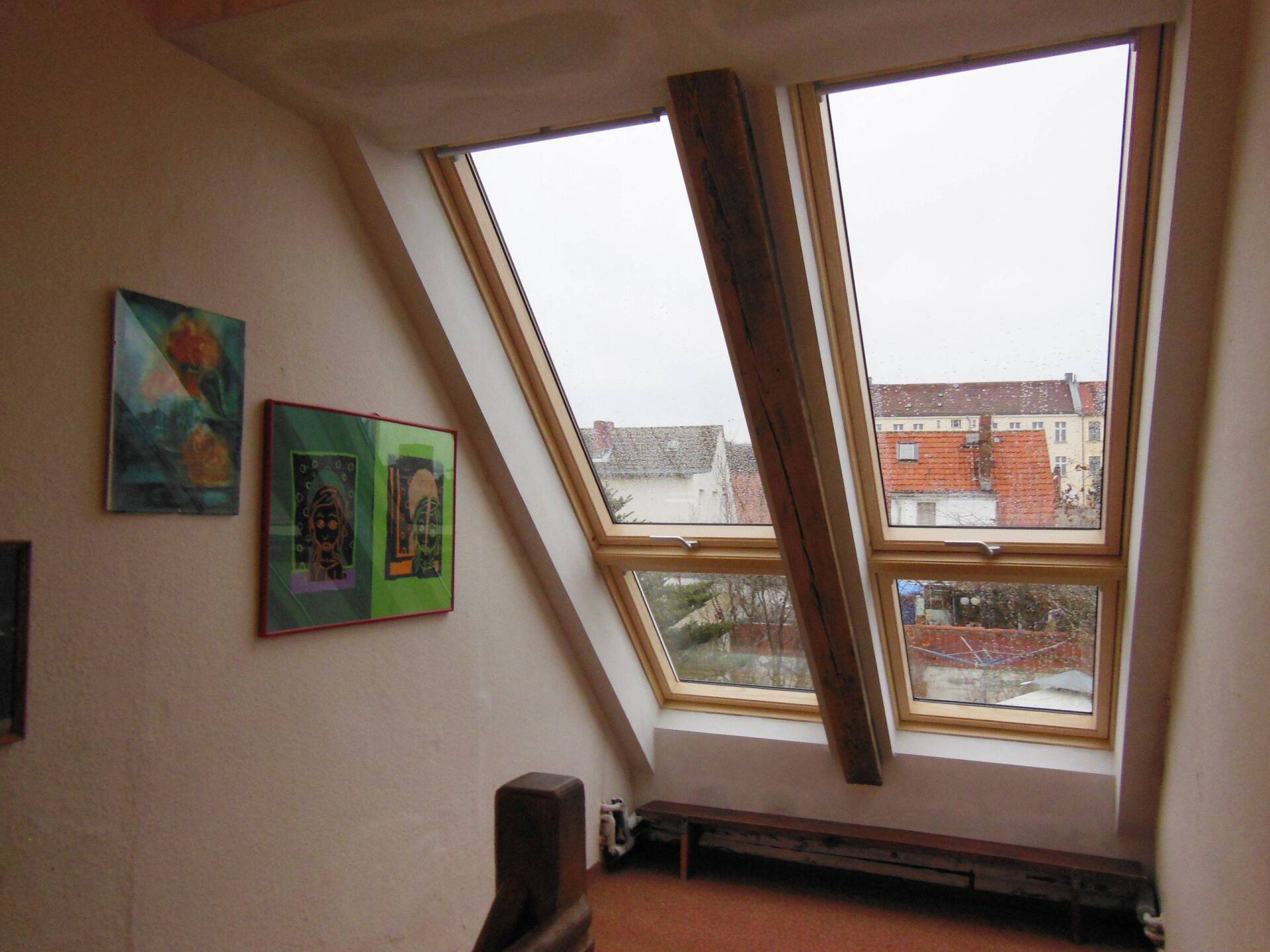 langes Dachfenster im Dachgeschoss