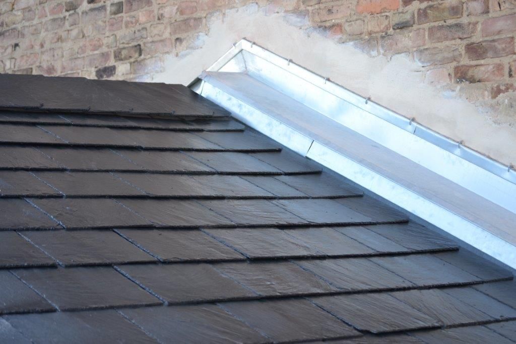 flaches Dach mit dunklen Ziegeln