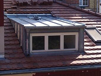 Bau von drei Dachfenstern