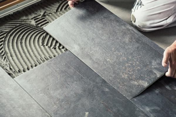 Bodenfliesen werden verlegt