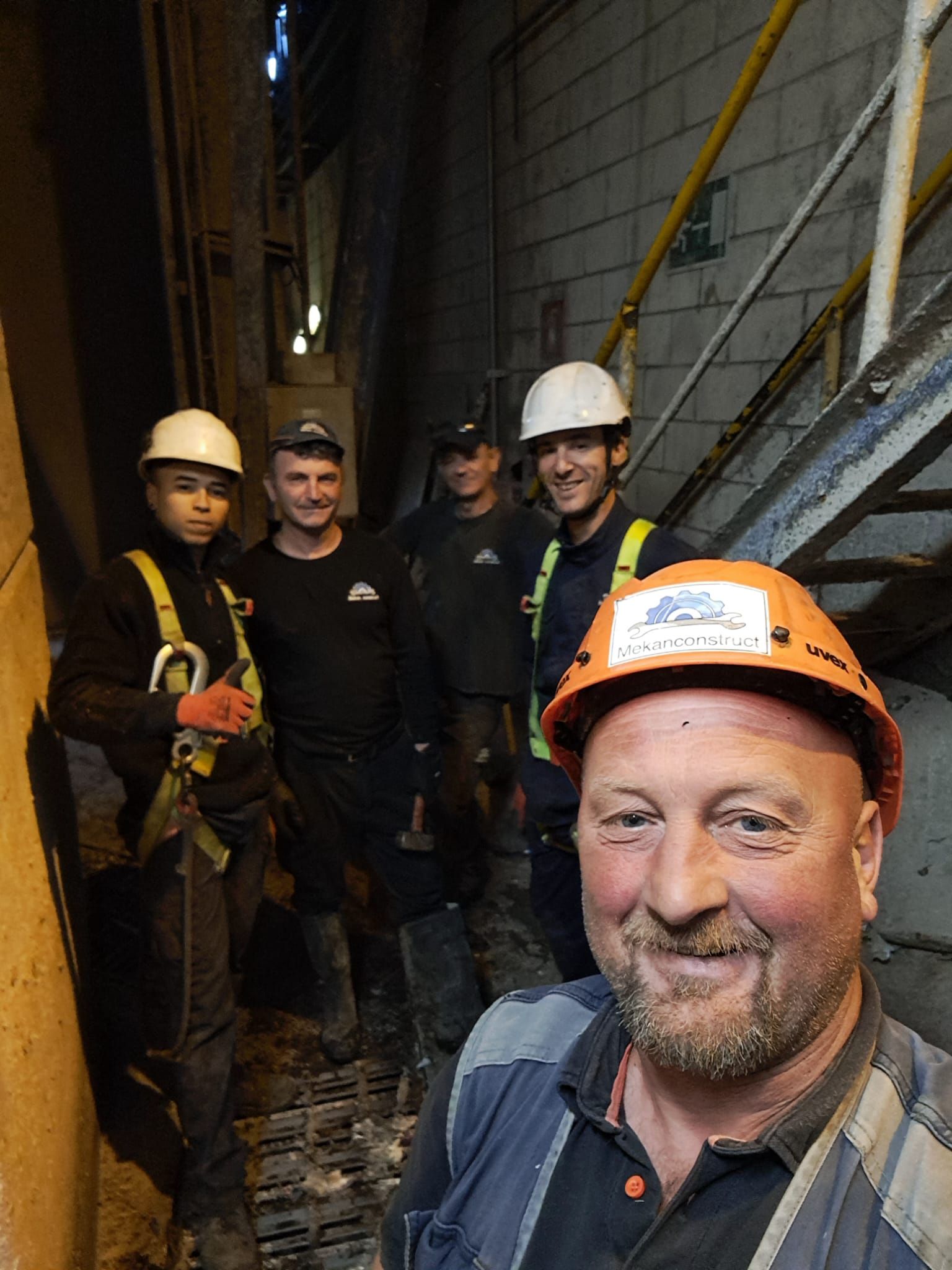 Un grupo de trabajadores de la construcción posan para una fotografía.