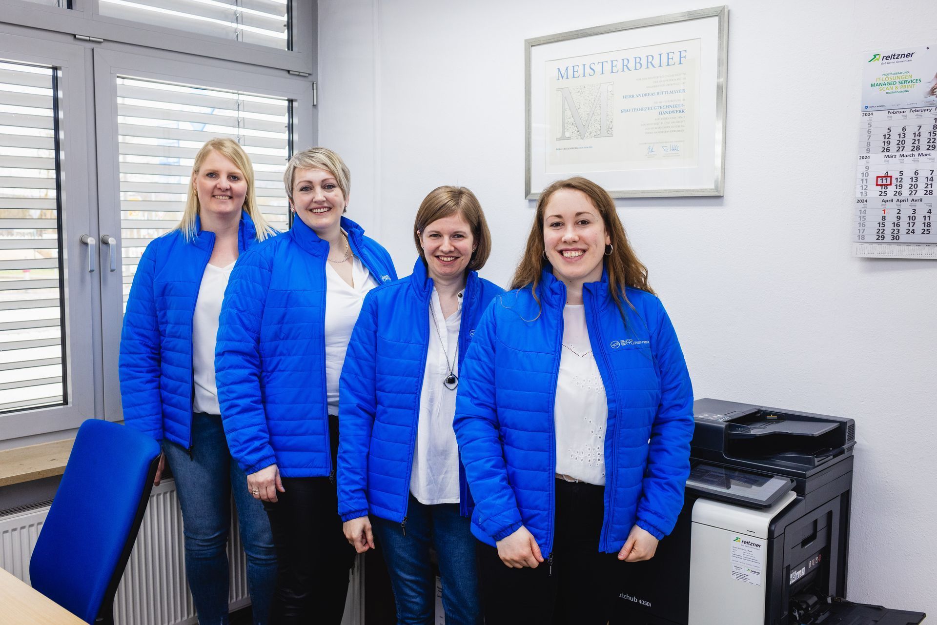 eine Person hält ein Tablet in der Hand und zeigt auf dem Bildschirm verschiedene Symbole