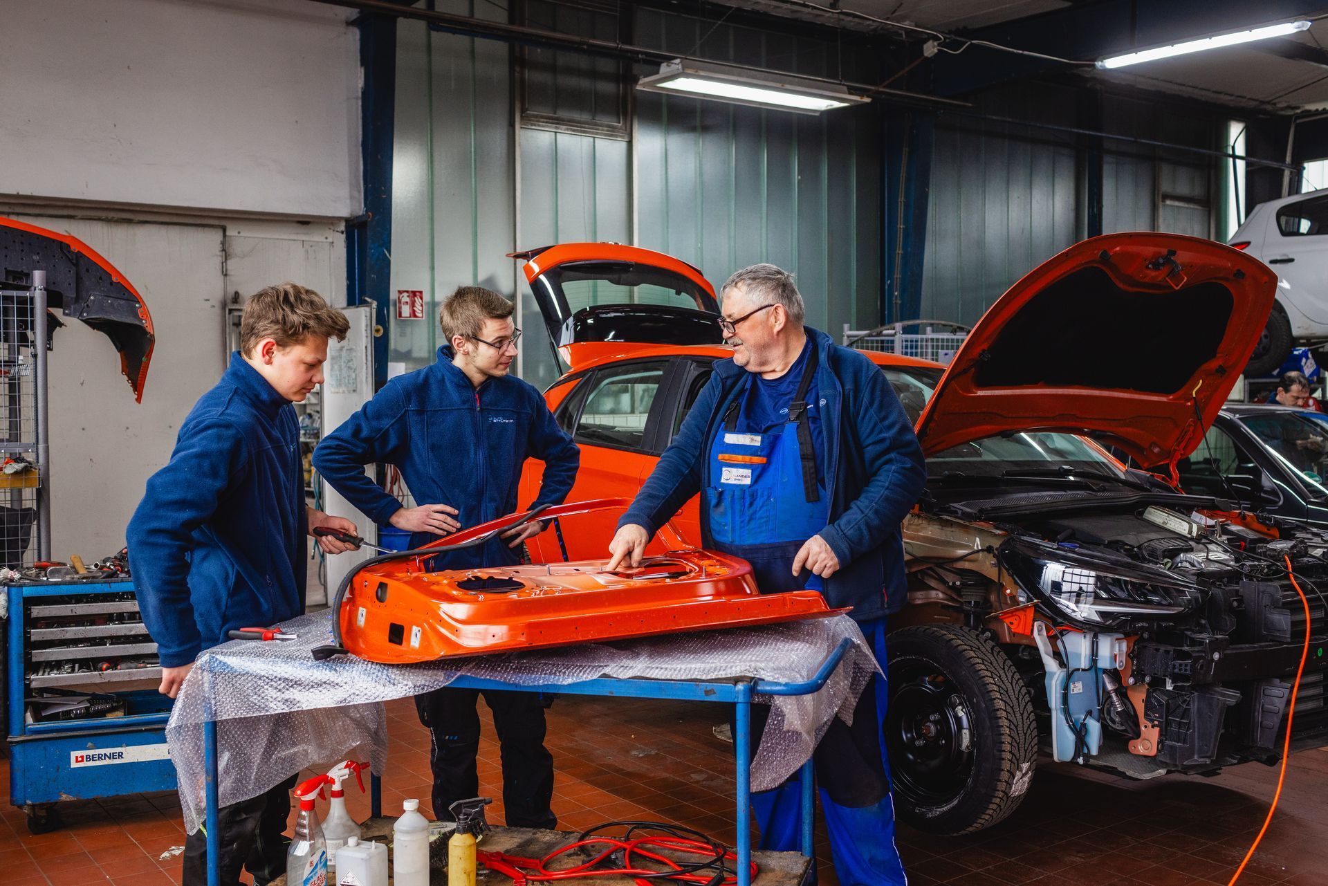 ein Mann arbeitet unter einem Auto