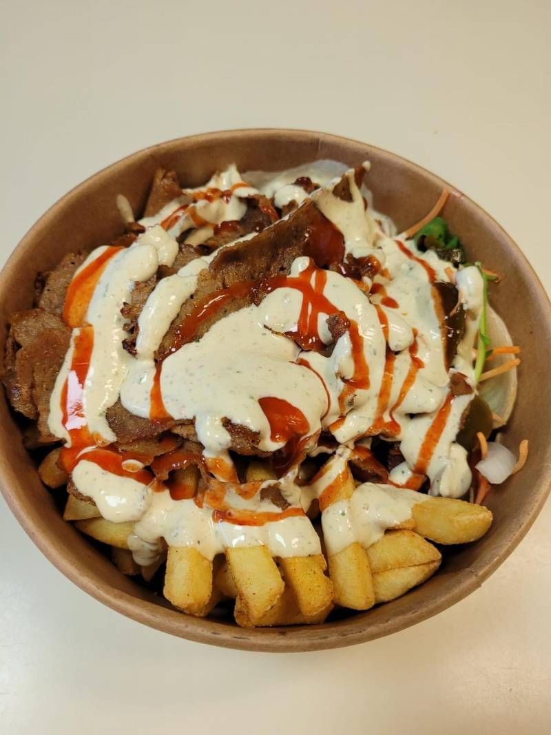 Falafel Box mit Pommes und Salat, garniert mit weißer Sauce und Ketchup