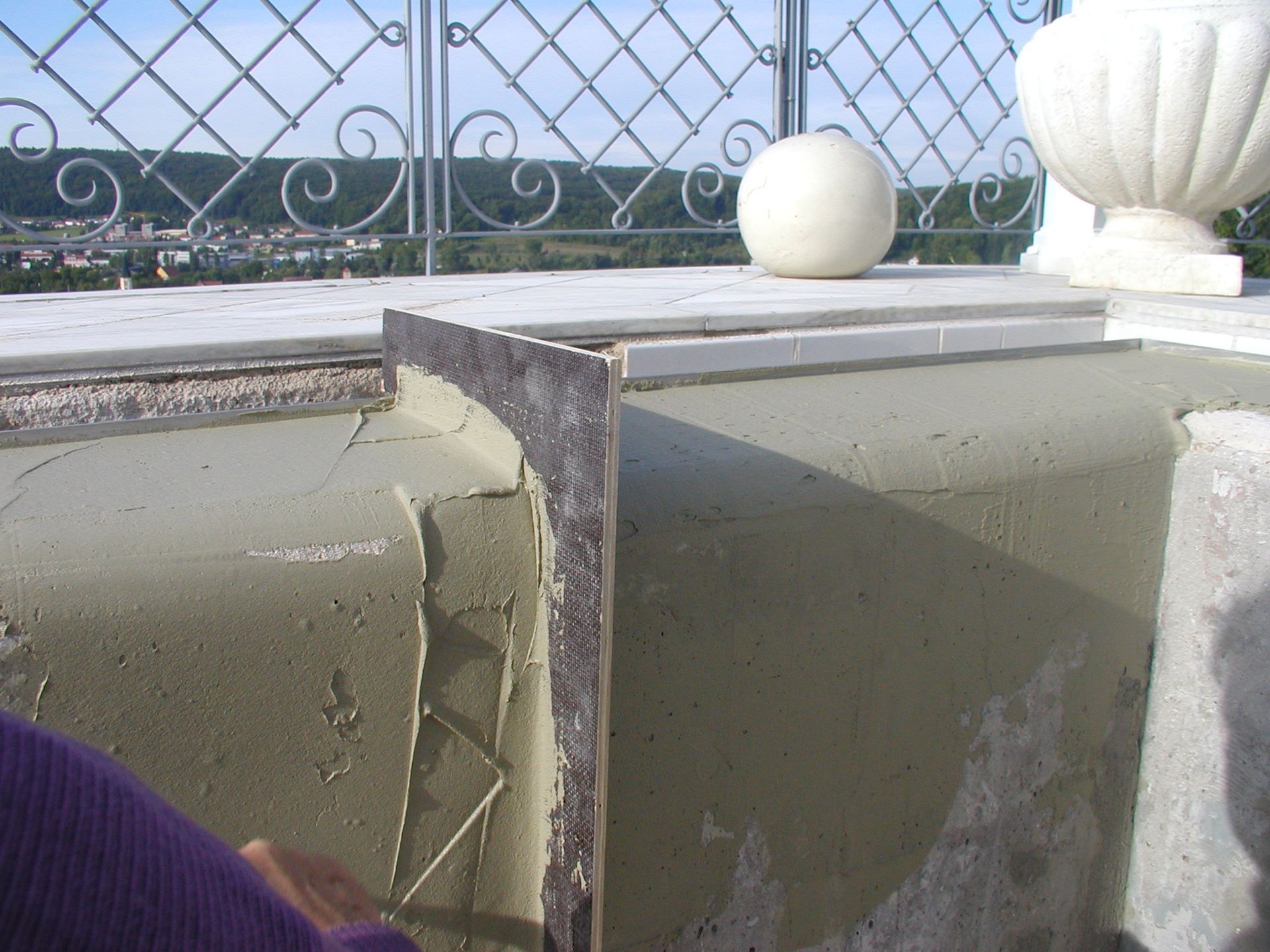 Auftragen von Zement auf eine Ecke einer Gebäudekante, eine Form an Ort und Stelle.