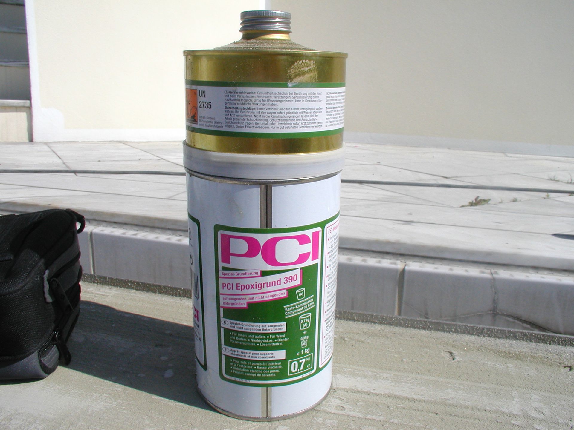 Ein zylindrischer Container mit der Aufschrift „PCI“ und grünen und weißen Details auf einem Dach.