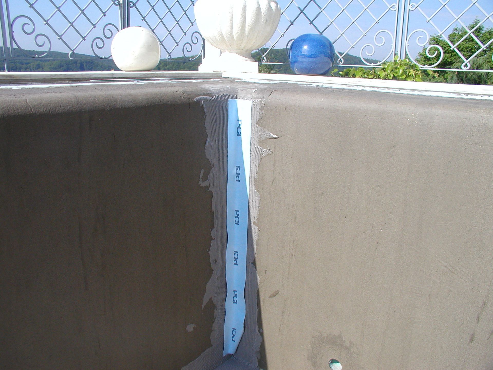 Baustellenecke, blauer Schaum im Raum zwischen zwei Betonwänden.