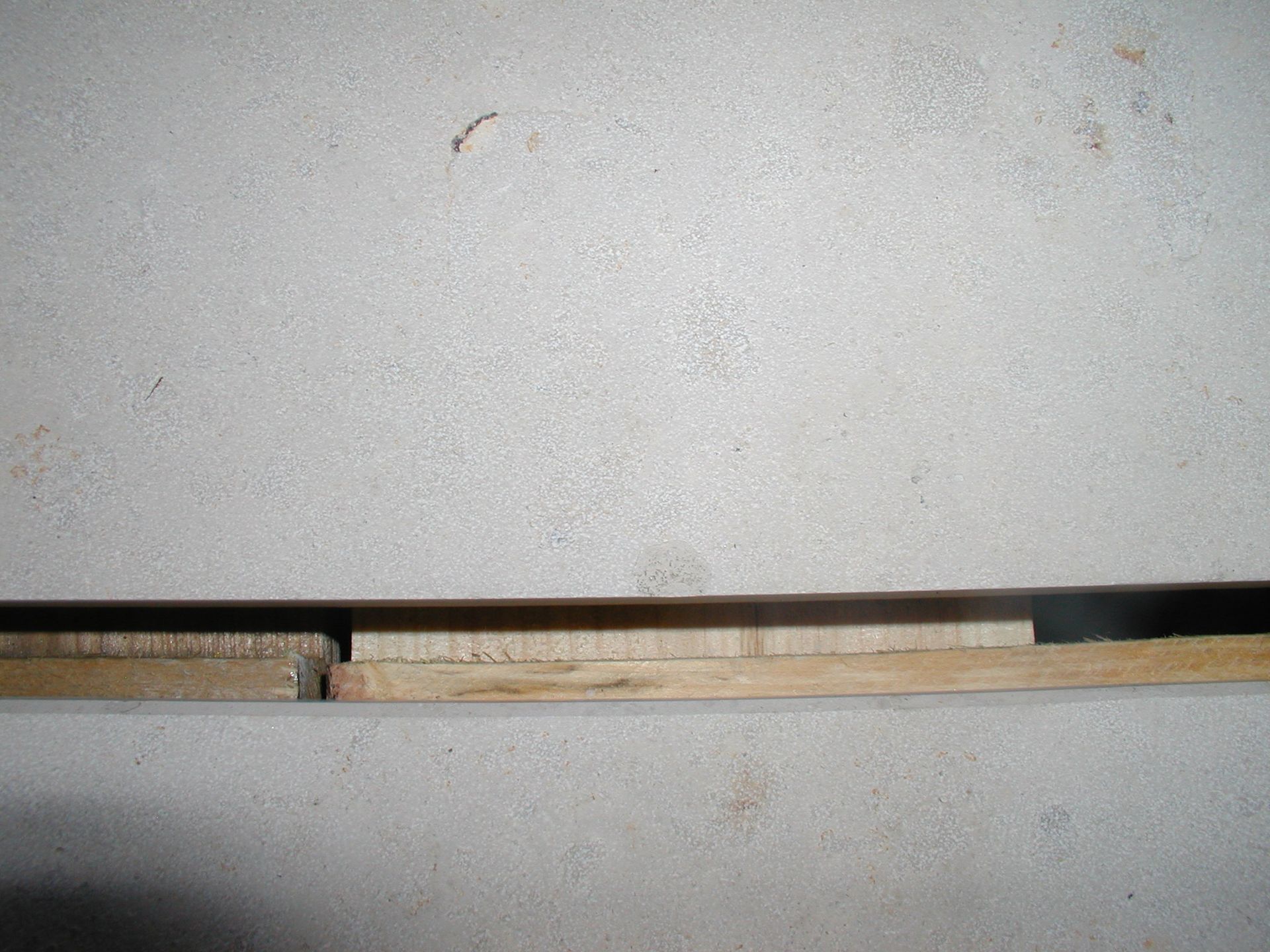 In eine Betonwand eingelassene Holzbretter mit einem Zwischenraum.