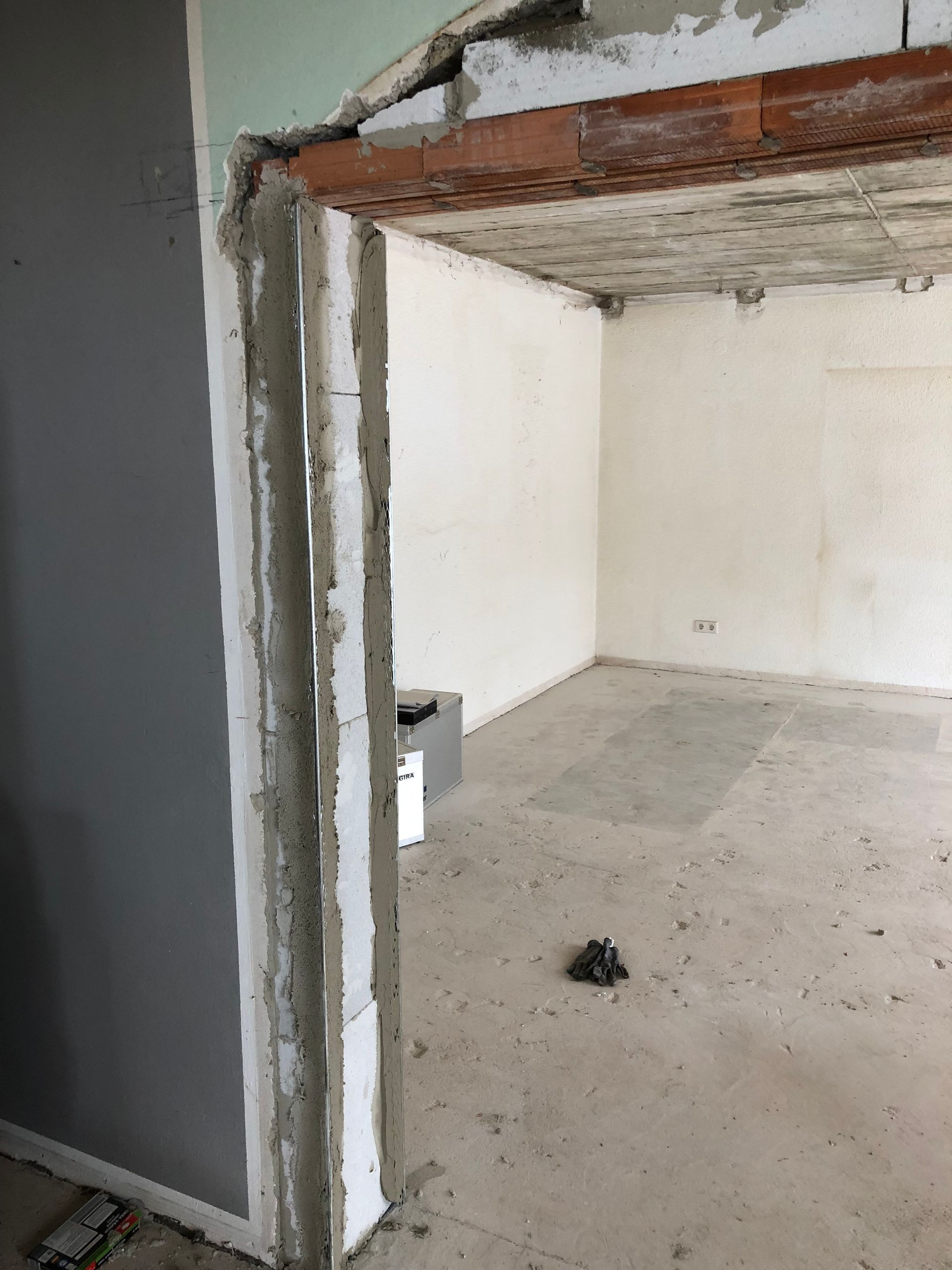 Türöffnung im Bau, Betonrahmen, Innenwände, grau und weiß, unvollendet.
