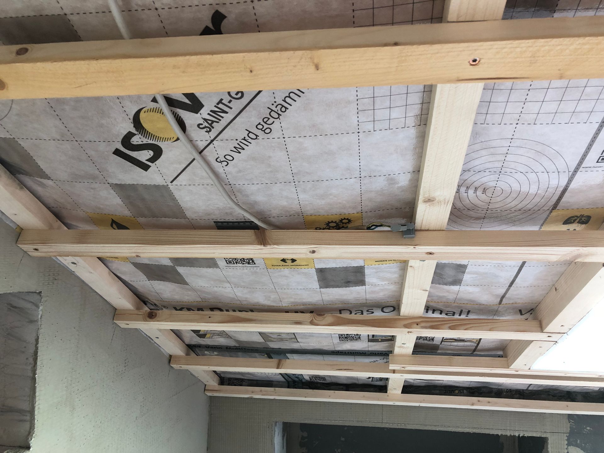 An der Decke montierter Holzrahmen mit Isolierung.