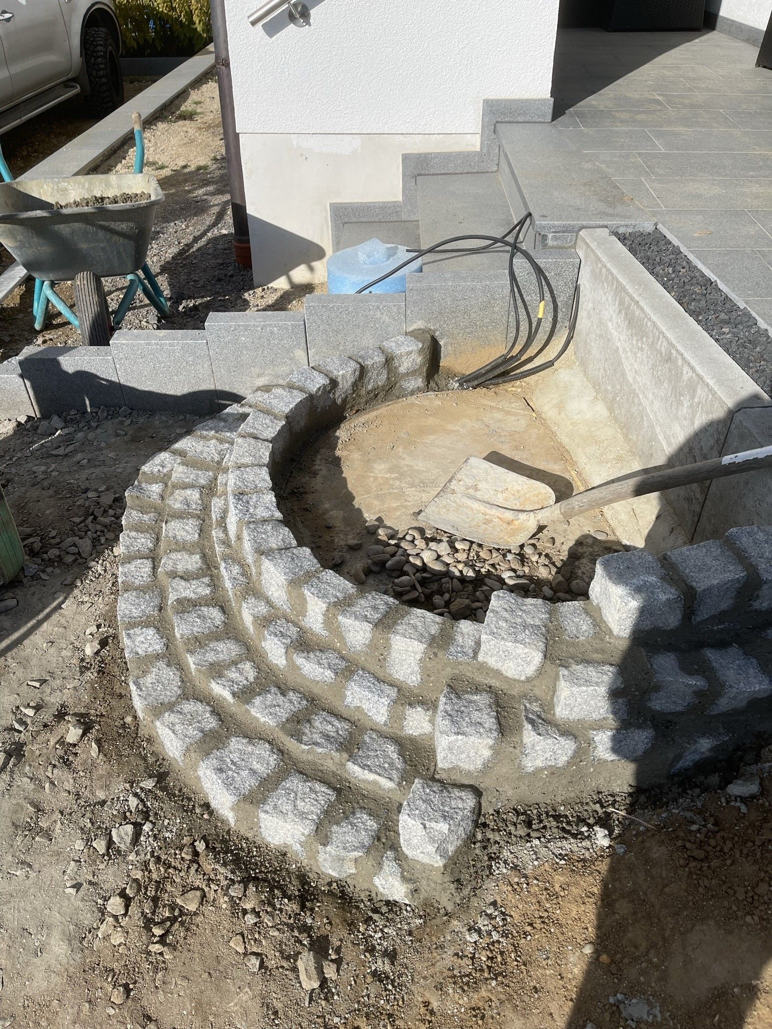 Im Freien werden Granitsteinstufen gebaut, die teilweise fertiggestellt sind.