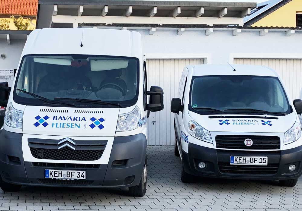 Draußen parkten zwei weiße Lieferwagen mit dem Logo „Bavaria Fliesen“, einer von Citroen, einer von Fiat.