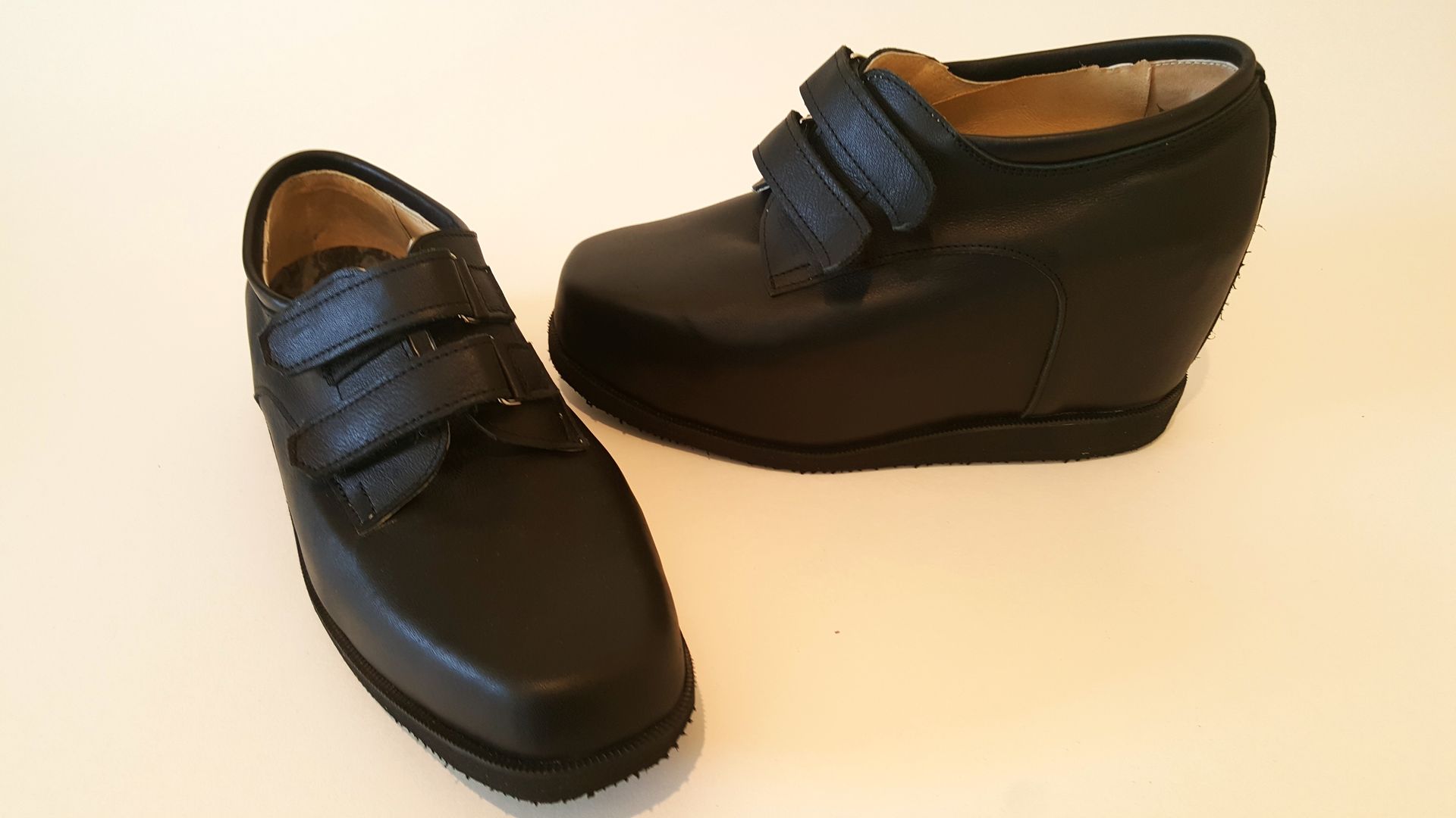 Paire de chaussures compensées à scratch.