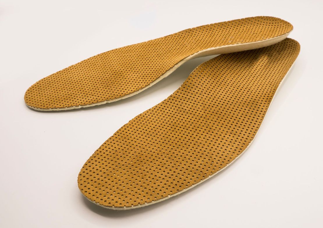 Deux semelles intérieures de chaussures perforées.
