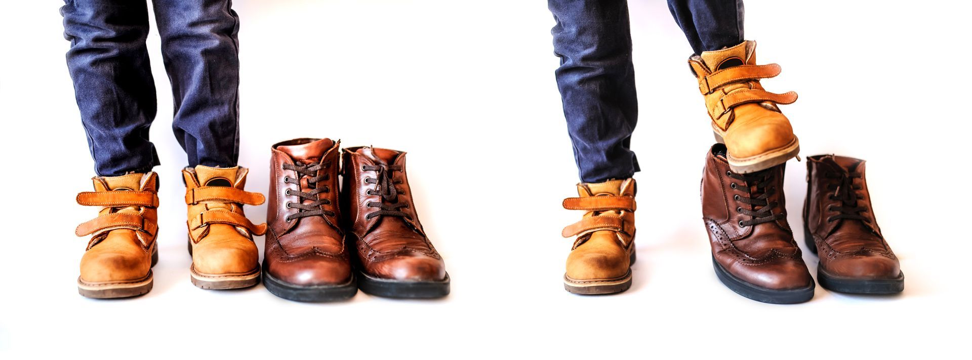 Deux paires de bottes représentées à partir des chevilles.