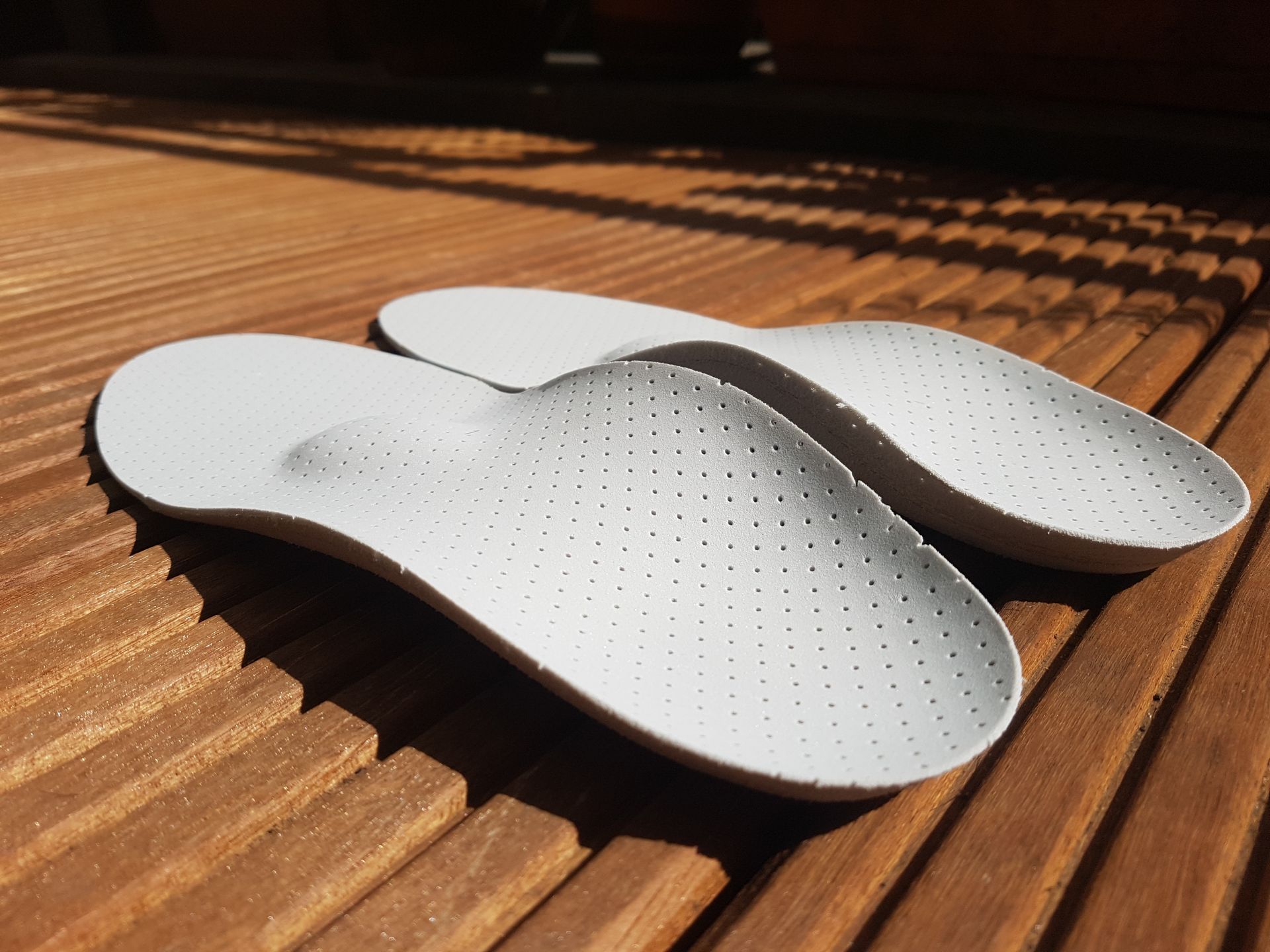 Semelles intérieures de chaussures perforées.